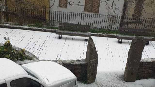 Non solo forte vento: torna la neve in Sardegna, le immagini da una Seulo imbiancata