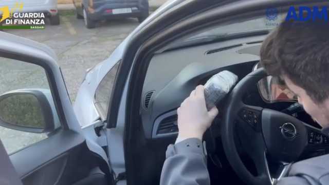 Due chili e mezzo di cocaina nascosti nel cruscotto: arrestato allo sbarco a Porto Torres (Video)