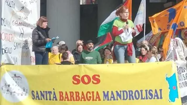 Sanità allo sbando, a Cagliari la manifestazione sotto al consiglio regionale (VIDEO)