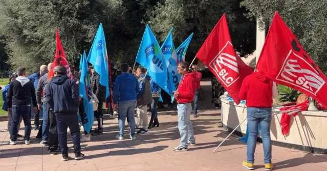 Cagliari, chiude l'ultimo negozio Wind Tre: il sit-in di protesta dei sindacati