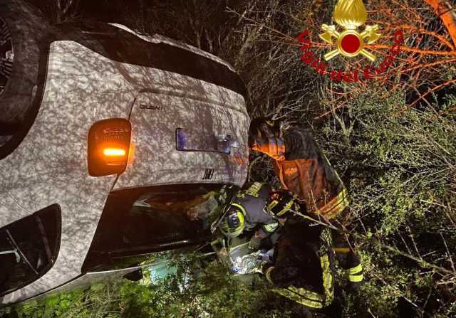 Dorgali, auto finisce fuori strada e si ribalta: due persone incastrate fra le lamiere