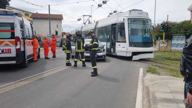 Cagliari, auto si schianta contro la metro leggera (di nuovo): traffico in tilt