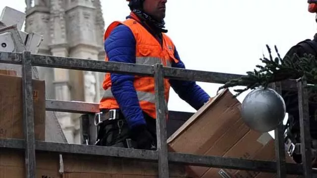 Cade il palo della luce, operaio travolto: muore sul colpo 38enne