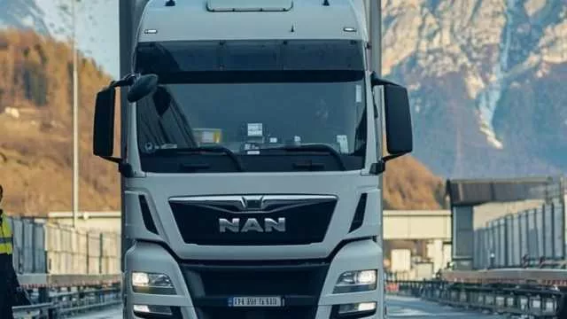 Camionista travolto mentre protestava per il caro carburante: muore 55enne