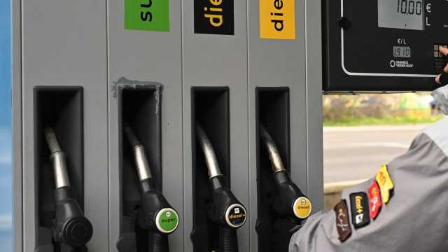 Accordi Iran-Usa naufragati, tensione su Hormuz e previsioni sul costo carburante: aumenterà