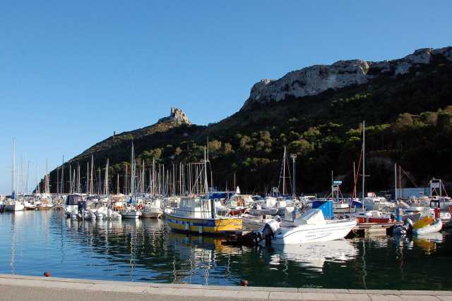 Cagliari, un nuovo totem salvavita a Marina piccola: c'è anche il defibrillatore