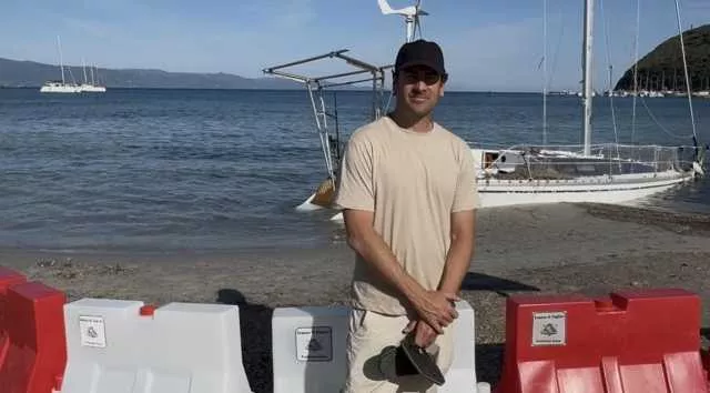 La barca arenata al Poetto sarà rimossa, il proprietario Matias: “Grande affetto dai sardi, rimaniamo qui”