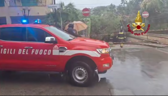 Maltempo, crolla un ponte sul fiume Trigno: disperso un 53enne