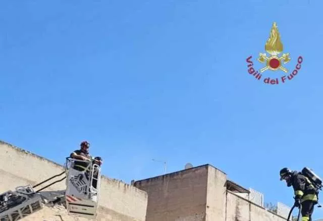 Cagliari, prende fuoco la canna fumaria di un ristorante: paura in via vico Barone Rossi