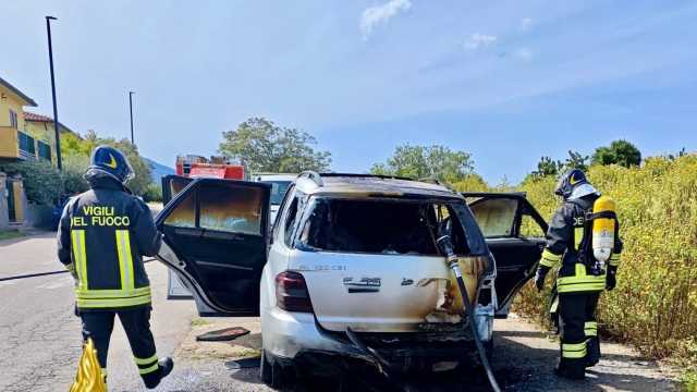 Auto prende fuoco a bordo strada a Olbia: nessun ferito, incendio domato