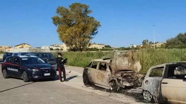 Notte di incendi a Cagliari: quattro auto distrutte dalle fiamme, indagini in corso