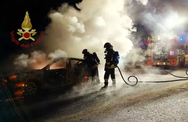 Villasor, auto distrutta da un incendio a bordo della carreggiata 