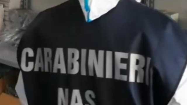 Quartu, i Nas sequestrano 17mila bottiglie d'acqua in un magazzino non autorizzato