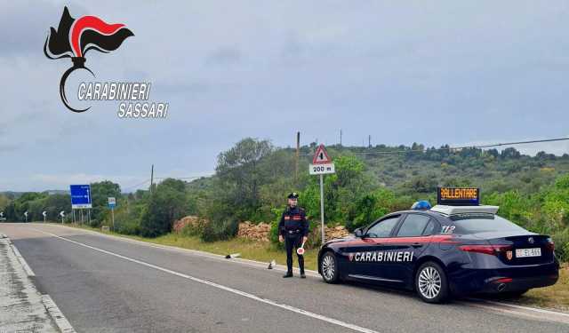 Carabinieri Sassari 313 Piazzano grosse pietre sulla carreggiata lungo la statale 125: sei minorenni nei guai
