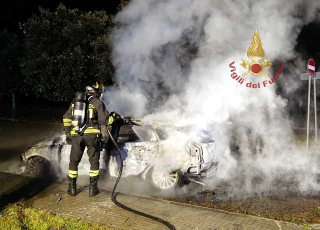 Incendio Auto Dolianova Dolianova, auto in sosta distrutta da un incendio vicino al cimitero