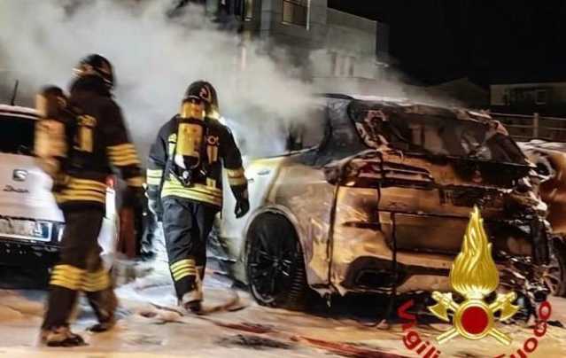 Olbia, incendio nel parcheggio accanto a un albergo: tre auto in fiamme