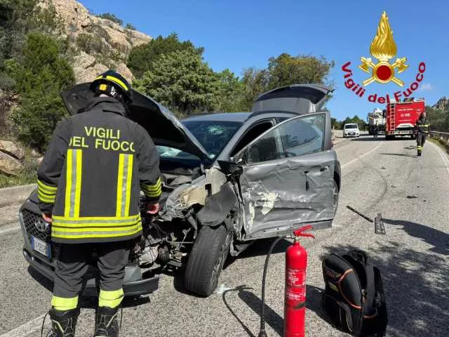 Olbia, scontro fra auto e camion a San Pantaleo: due feriti