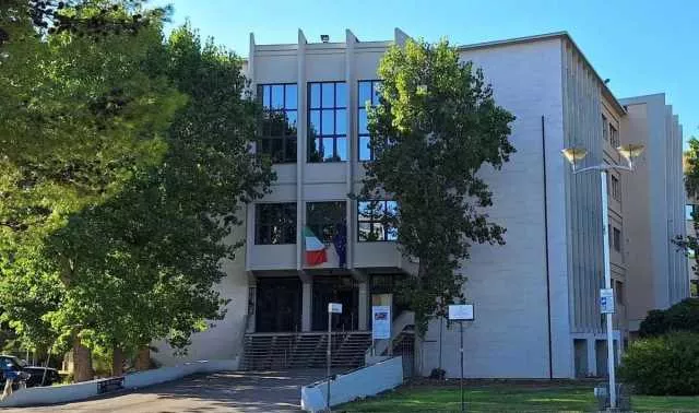 Oristano, abbandona rifiuti per strada ma c'è anche un frammento di anfora del 200 avanti Cristo