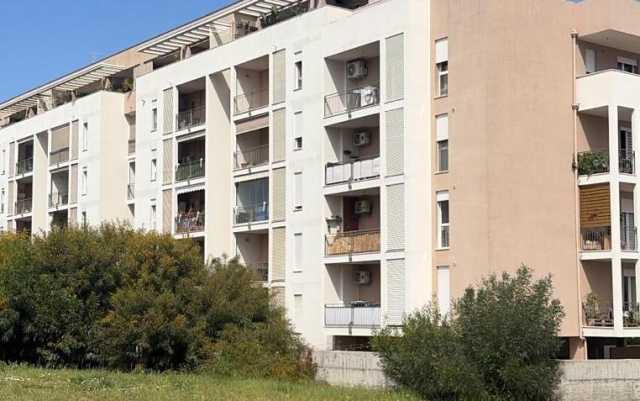 Selargius, donna precipita dal terzo piano e muore: indagini in corso, attesa l'autopsia