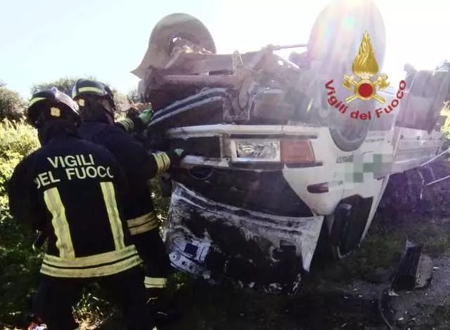 Villacidro, violento scontro frontale tra un furgone e un'auto: interviene l'elisoccorso