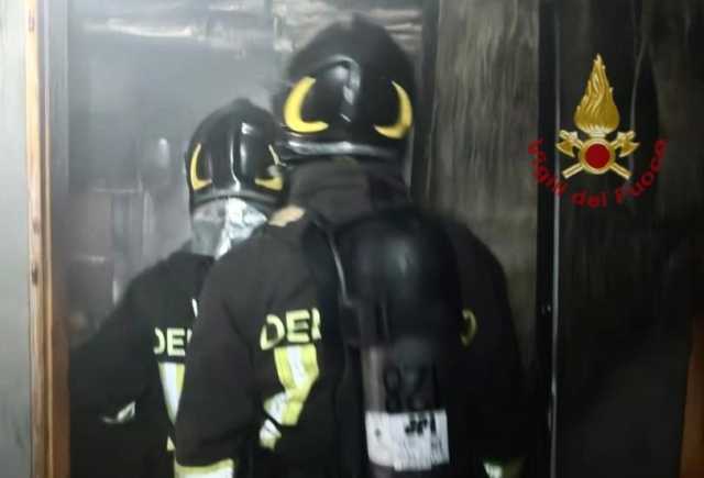 Cagliari, scoppia un incendio nella cantina di un condominio a Sant'Elia