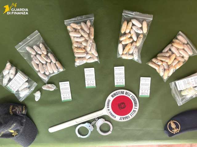 Alghero, nascondeva nel corpo 101 ovuli di cocaina ed eroina: nigeriano fermato in aeroporto 