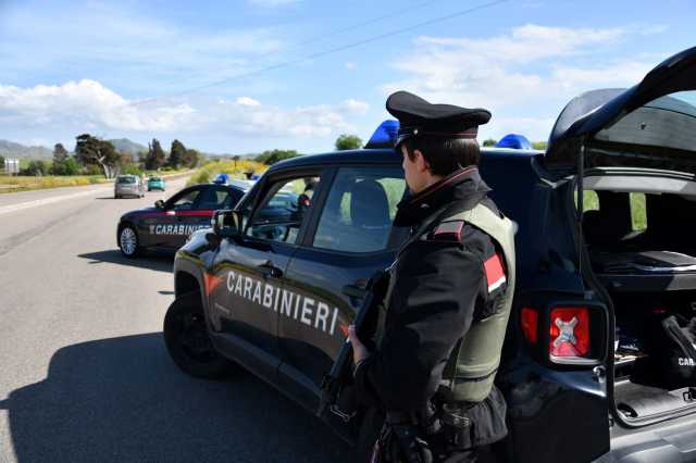 Sanluri, alla guida di un'auto semina il panico vicino al centro abitato poi aggredisce i carabinieri: denunciato un 42enne