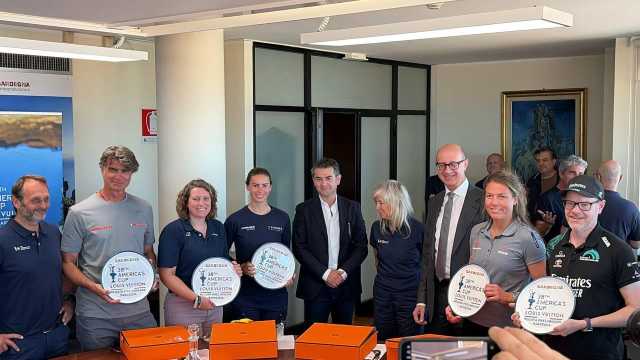 Conferenza Americs Cup Cagliari pronta per l'America's cup: launeddas, gruppi folk e artisti sardi per