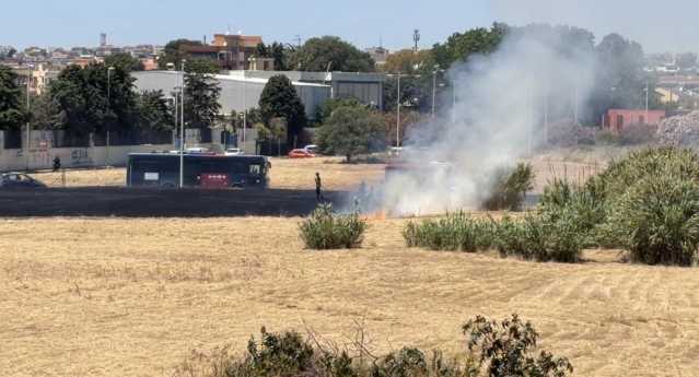 Cagliari, incendio in un campo in via Newton: fumo verso l'istituto Buccari-Marconi