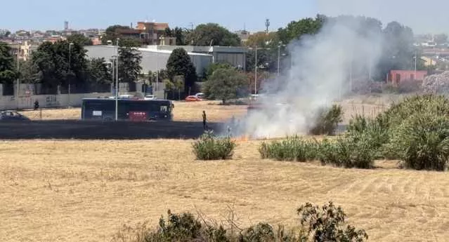 Cagliari, incendio in un campo in via Newton: fumo verso l'istituto Buccari-Marconi