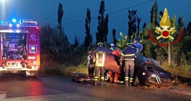 Alghero, auto finisce fuori strada e rimane in bilico sulla cunetta: conducente soccorso