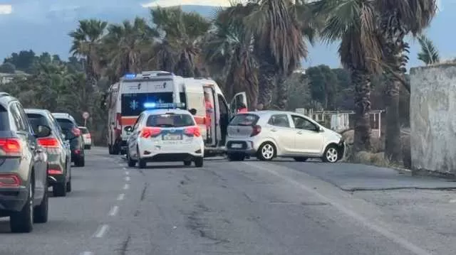 Quartu, violento scontro fra due auto al Poetto: una si è ribaltata, ci sono feriti