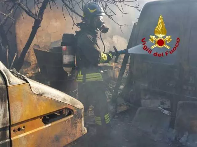 Dieci incendi nel cagliaritano in un pomeriggio: fiamme da Decimomannu a Capoterra
