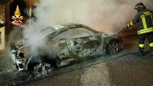 Auto in fiamme e un pacco sospetto di fronte alla casa: indagini a Cala Gonone