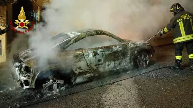 Auto in fiamme e un pacco sospetto di fronte alla casa: indagini a Cala Gonone