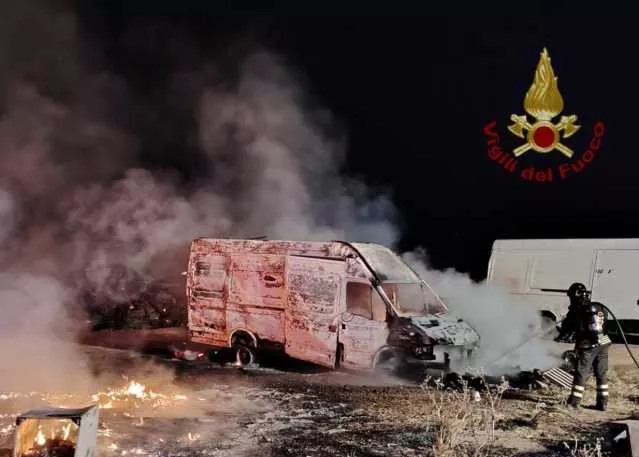 Diversi mezzi in fiamme nelle campagne di Selargius: si indaga sulle cause