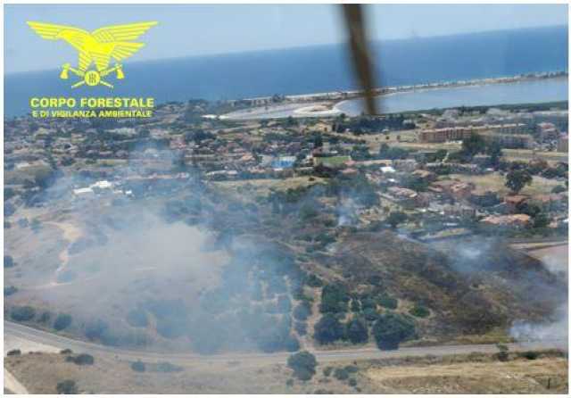 Quartu, grosso incendio a Pitz'e Serra: in volo l'elicottero del Corpo Forestale