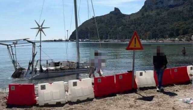 Cagliari, barriere davanti alla barca arenata al Poetto: "Sarà rimossa nei prossimi giorni"