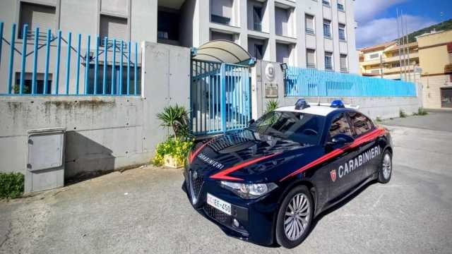 Paura a Iglesias, aggredisce una donna con una mazza da baseball e le ruba il cellulare