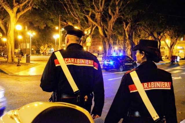 Cagliari, controlli dei carabinieri nella zona rossa di piazza del Carmine: tre individui allontanati