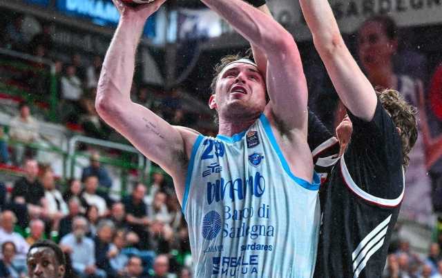 La Dinamo Sassari retrocede in A2 davanti al pubblico di casa: 