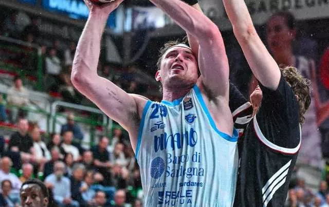 La Dinamo Sassari retrocede in A2 davanti al pubblico di casa: 