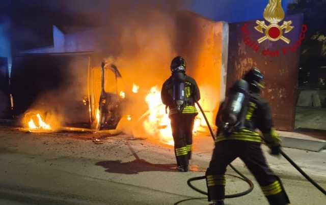 Uta, in fiamme un furgone con i prodotti pirotecnici: paura durante la festa patronale