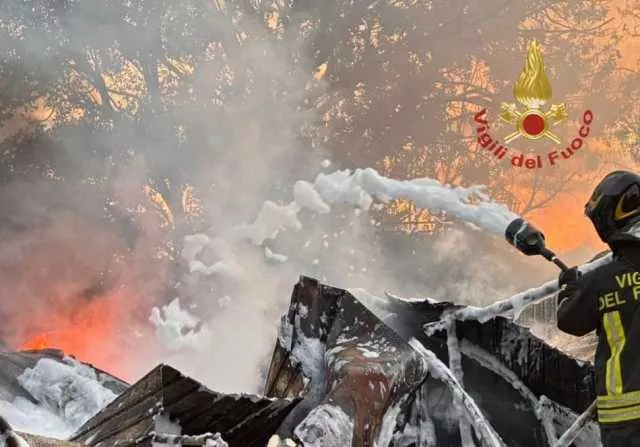 Cagliari, distrutti da un incendio tre camion di una ditta di trasporti sulla 554