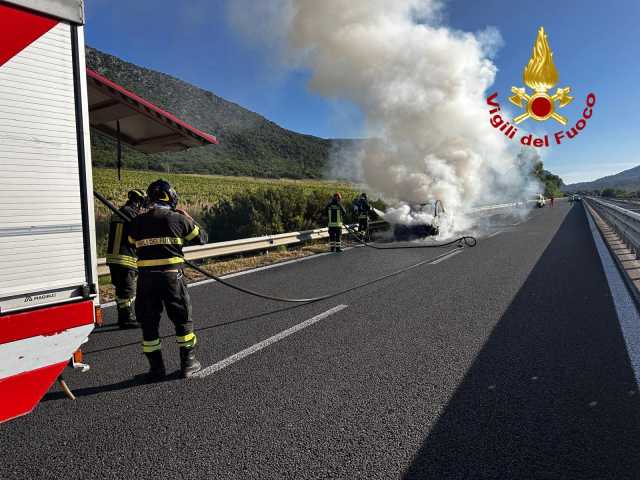 Auto prende fuoco sulla 131 Dcn: la strada è stata chiusa 