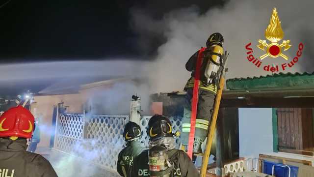 Incendio Platamona Paura nel nord Sardegna: un incendio distrugge una casa a Platamona