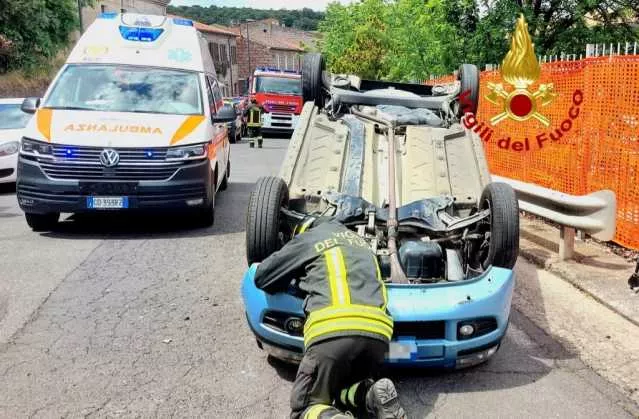 Busachi, scontro fra due auto nel centro abitato: una si ribalta, due anziani feriti