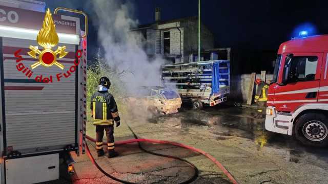 Incendio a Ittiri, furgone e auto distrutti dalle fiamme: indagini in corso