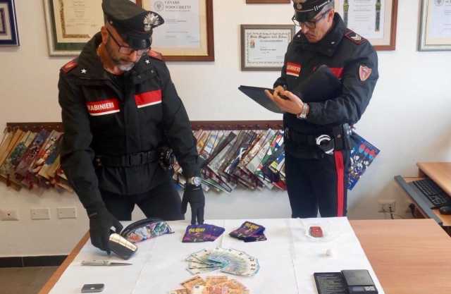 Macomer, spaccio di droga tra i distributori automatici di bevande: un arresto e 4 denunce 