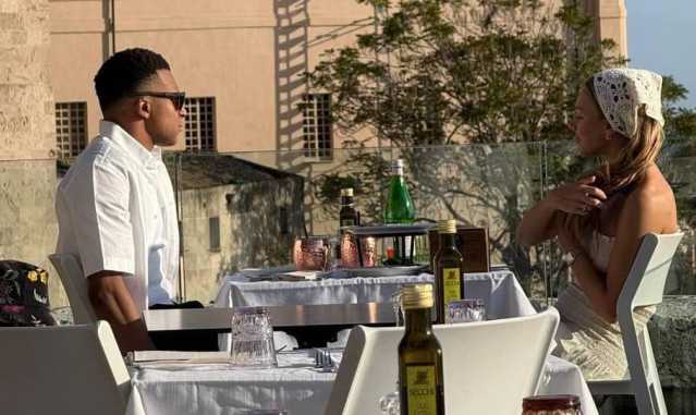 Mbappé a Cagliari: il fuoriclasse del Real Madrid avvistato con l'attrice Ester Exposito (Video)